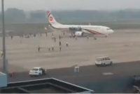 জানা গেল যে নায়িকা প্রেমে ব্যর্থ বিমান ছিনতাইকারী অস্ত্রধারী যুবক