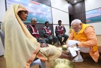 স্বয়ং প্রধানমন্ত্রী তাদের পা ধুয়ে দিচ্ছেন, স্তম্ভিত পরিচ্ছন্নতাকর্মীরা!
