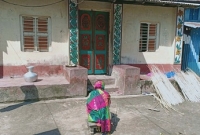 বিষের শিশি নিয়ে প্রেমিকের বাড়িতে প্রেমিকার অবস্থান