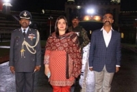 হস্তান্তরের আগে অভিনন্দনের পাশে দাঁড়ানো সেই নারীর পরিচয় প্রকাশ