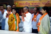 এবার বিজেপিতে যোগ দিলেন যে ভারতীয় ক্রিকেটারের স্ত্রী