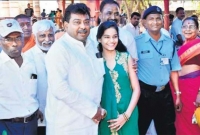 ‘আগে যাচ্ছেন কোথায়?‌ লাইনে দাঁড়ান’ স্বরাষ্ট্রমন্ত্রীকে ধমক তরুণীর