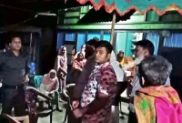 গাড়ি দেখেই নববধূ রেখে বরের দৌড়, সাথে বাবাও গাড়ি দেখেই নববধূ রেখে বরের দৌড়, সাথে বাবাও
