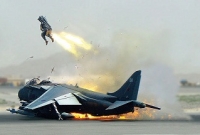 যুদ্ধবিমান ধ্বংস হলে যেভাবে লাফ দেয় পাইলট!