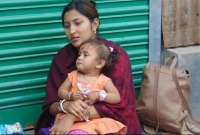 সন্তান কোলে শ্বশুর বাড়ির দরজায় গৃহবধূ, চাই স্বীকৃতি! সন্তান কোলে শ্বশুর বাড়ির দরজায় গৃহবধূ, চাই স্বীকৃতি!
