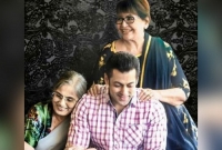 নারী দিবসে দুই মায়ের সঙ্গে সালমান খান