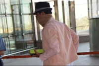 মুখে রুমাল বেঁধে বিমানবন্দর থেকে বেরিয়ে আসলেন!