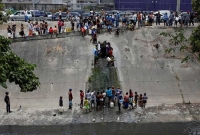 পানির খোঁজে নর্দমায় মানুষের ভিড়