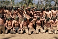 বরফের মধ্যে খালি গায়ে কসরত করছেন ভারতীয় সেনারা