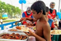 ১ টাকায় আনলিমিটেড খাবার পাচ্ছে পথশিশুরা!
