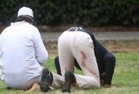 পোশাকে রক্ত নিয়েই নামাজ পড়লেন তারা