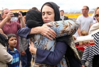 মুসলমানদের বুকে জড়িয়ে নিয়ে কান্নায় ভেঙে পড়েন নিউজিল্যান্ডের প্রধানমন্ত্রী