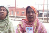 নিখোঁজ স্বামীকে খুঁজতে স্টেশনে স্টেশনে ঘুরে বেড়াচ্ছেন নাসিমা