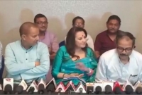 ভোট প্রচারে শাড়ির আঁচল খসে পড়ায় তোপের মুখে মুনমুন সেন