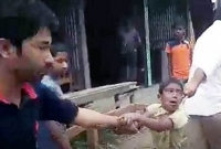 পা ধরে আকুতি জানিয়েও ছাড় পাচ্ছে না শিশুটি, নির্যাতনের খবর