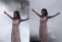 ছবি তুলতে গিয়ে মহাবিপদ! সমুদ্রের ঢেউয়ে ভেসে গেলেন তরুণী  (ভিডিওসহ)