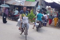 পরণে লুঙ্গি-গেঞ্জি, বাজার করে সাইকেল চালিয়ে বাড়ি গেলেন এমপি জগলুল