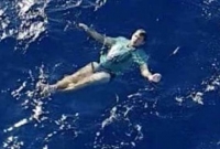 উত্তাল সমুদ্রে জিন্স প্যান্ট বাঁচালো এই নাবিকের প্রাণ