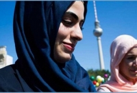  হিজাব পরা মুসলিম গর্ভবতী নারীকে রাস্তায় কিল-ঘুষি!