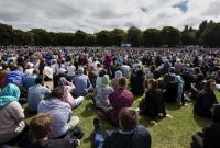 নিউজিল্যান্ডে নিহতদের স্মরণসভায় জনতার ঢল, দুই মিনিট নীরবতা পালন