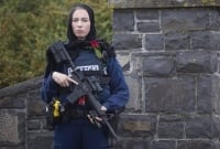  নিউজিল্যান্ডে মাথায় ওড়না পরে এবং বুকে লাল গোলাপ নিয়ে পাহাড়ায় নারী পুলিশ, ছবি ভাইরাল