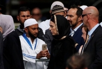 জুমার নামাজের সময় মুসল্লিদের মাঝে হিজাব পরে স্বয়ং নিউজিল্যান্ডের প্রধানমন্ত্রী