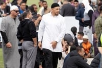 লজ্জা ভেঙে জুমার নামাজে রাগবি খেলোয়াড় সনি বিল উইলিয়ামস