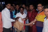 নারী পথচারীর ছিনতাই হওয়া ভ্যানিটি ব্যাগ উদ্ধার করে দিলো ছাত্রলীগ নারী পথচারীর ছিনতাই হওয়া ভ্যানিটি ব্যাগ উদ্ধার করে দিলো ছাত্রলীগ