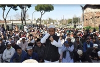 মসজিদের হামলার প্রতিবাদে ইতালিতে খোলা মাঠে আজান