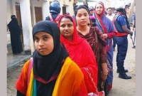 সাধারণ ভোটারদের সাথে লাইনে দাঁড়িয়ে ভোট দিলেন শিক্ষামন্ত্রী