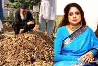 স্ত্রীর কবরের পাশে বসে কাঁদছেন শাহনাজ রহমতউল্লাহর স্বামী