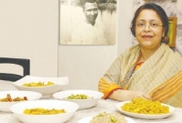 বাবার পছন্দের খাবার রাঁধলেন কন্যা বাবার পছন্দের খাবার রাঁধলেন কন্যা