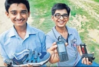 দুই তরুণের আবিষ্কার, জুতা পায়ে হাঁটলেই স্বয়ংক্রিয়ভাবে চার্জ হবে মোবাইল!