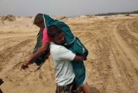 ডাক্তার দেখাতে অসুস্থ মাকে কাঁধে নিয়ে দীর্ঘ পথ পাড়ি দিচ্ছেন ছেলেটি!