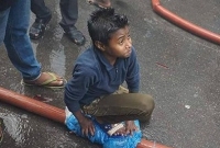 মানুষ বাঁচাতে পাইপ চেপে ধরে নাঈম