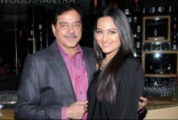 অনেক আগেই বাবার বিজেপি ত্যাগ করা উচিত ছিল : সোনাক্ষী