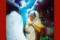 লোকাল বাসে নির্বাচনী এলাকায় মতিয়া চৌধুরী