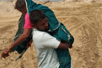 অসুস্থ মাকে ডাক্তার দেখানোর জন্য কাঁধে করে দীর্ঘ দুই কিলোমিটার পথ পাড়ি দিলেন ছেলে