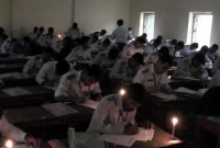 ঝড়ে বিদ্যুৎ বিভ্রাট, মোমবাতি জ্বালিয়ে পরীক্ষা দিচ্ছেন শিক্ষার্থীরা