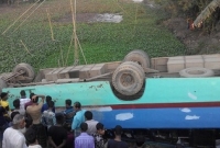 ‘এক হাতে মোবাইল অন্য হাতে সিগারেট’, বাস খাদে