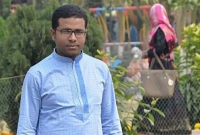 বৃদ্ধকে নর্দমা থেকে তুলছেন বিচারক, দাঁড়িয়ে দাঁড়িয়ে দেখছেন সবাই!