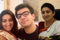 বন্ধ ঘরে ছেলের সঙ্গে যা করলেন ভারতের মন্ত্রী স্মৃতি ইরানি