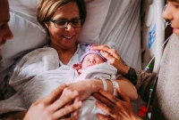 নিজের গর্ভে নাতনির জন্ম দিলেন মার্কিন নারী