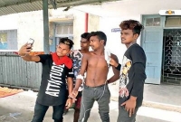 হাসপাতালের ওয়ার্ড থেকে রোগীকে তুলে এনে সেলফির হিড়িক!