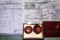 অনলাইন অর্ডারে ১৮০০ টাকা দিয়ে ঘড়ির বদলে এলো দুটি পেঁয়াজ!