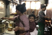 পিঠে বাচ্চা, রান্না করছেন মা! 