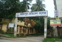 তালাক না পেয়ে স্ত্রীকে বঁটি দিয়ে কোপাল স্বামী! তালাক না পেয়ে স্ত্রীকে বঁটি দিয়ে কোপাল স্বামী!