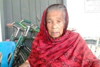 ঠাকুরগাঁওয়ে ২২ বিঘা জমি হাতিয়ে নিয়ে বৃদ্ধা মাকে বাড়ি থেকে তাড়িয়ে দিল ৩ ছেলে!