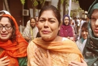 চলচ্চিত্র অনুষ্ঠানে নাসরিনকে চেয়ার থেকে উঠিয়ে দিল সিকিউরিটি!