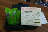 অনলাইনে ৩৬ হাজার টাকার মোবাইল অর্ডার দিয়ে পেলেন তিনটি হুইল সাবান!